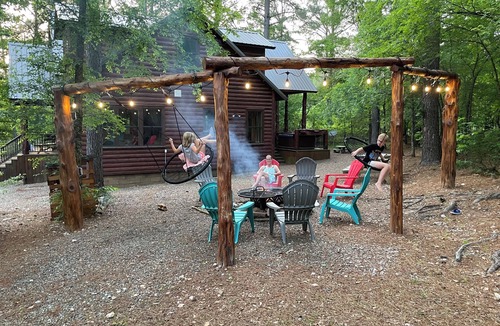 Broken Bow Cabin | Kickapoo Pines is a large, luxurious 4 bedroom, 3 ½ bath cabin near Beavers Bend State Park, Broken Bow Lake, and all the fun activities in the Hochatown area.