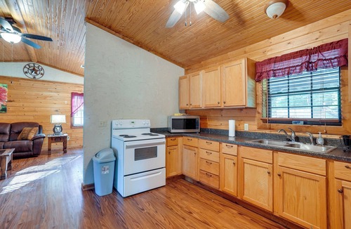 Kilgore Cottage | Kilgore Gem: Pet-friendly Cabin w/Duck Pond!