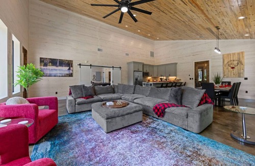 Pickens Cabin | Kilted Heron Lodge · Pickleball/Basketball Court + Gameroom, 5 King En-Suites