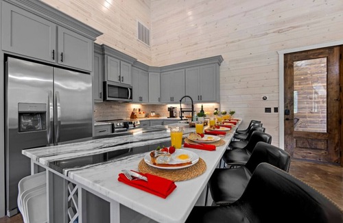 Pickens Cabin | Kilted Heron Lodge · Pickleball/Basketball Court + Gameroom, 5 King En-Suites