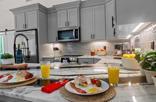 Pickens Cabin | Kilted Heron Lodge · Pickleball/Basketball Court + Gameroom, 5 King En-Suites