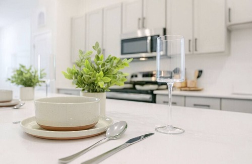Sherman Apartment | King 1BR · Work Stays · Pool & Gym WiFi · Laundry