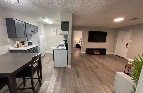 Oaks Historic District Apartment | King Bed 2BR Unit Free Parking