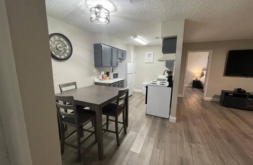 Oaks Historic District Apartment | King Bed 2BR Unit Free Parking