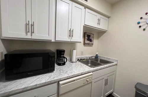 Mid City South Apartment | King bed first floor Mid City with Parking
