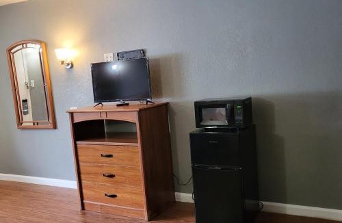 Livingston Apartment | King Bed Hotel Studio 106