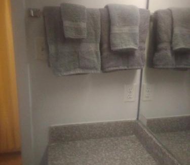 Livingston Apartment | King Bed Hotel Studio 121