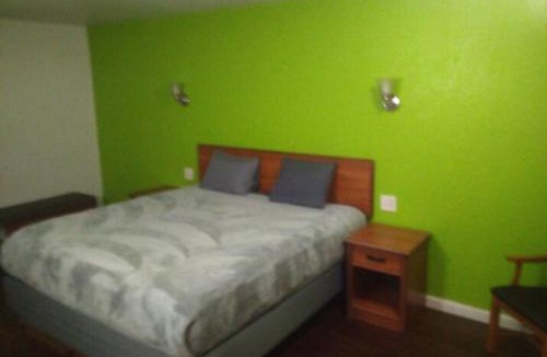 Livingston Apartment | King Bed Hotel Studio 132