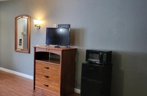 Livingston Apartment | King Bed Hotel Studio 219