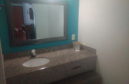 Livingston Apartment | King Bed Hotel Studio 103