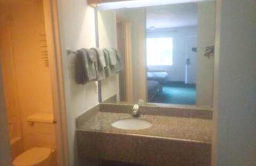 Livingston Apartment | King Bed Hotel Studio 202