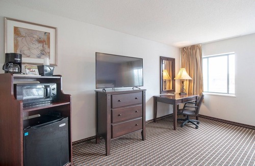 Greater Greenspoint Apartment | King Bed Non-Smoking