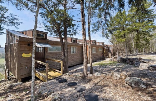 Eureka Springs Apartment | King Bed, River View, Jetted Tub