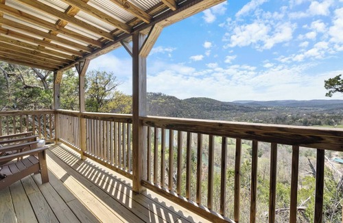 Eureka Springs Apartment | King Bed, River View, Jetted Tub