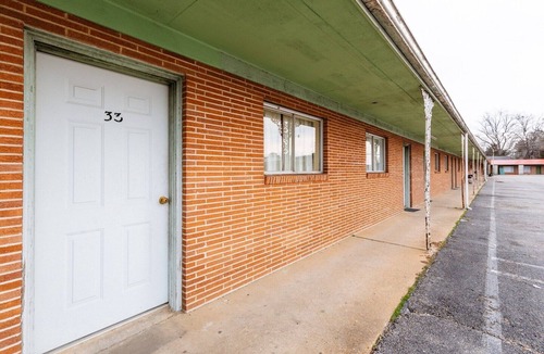 Holly Springs Apartment | King Bed Smoking | Holly Springs