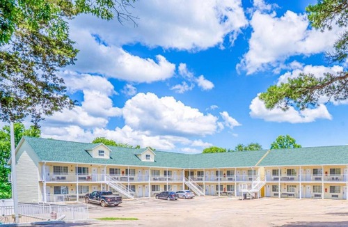 Eureka Springs Apartment | King Bed,Sofa,Kitchenette, Jetted Tub