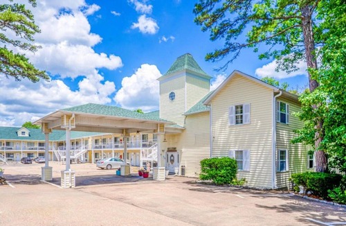 Eureka Springs Apartment | King Bed,Sofa,Kitchenette, Jetted Tub