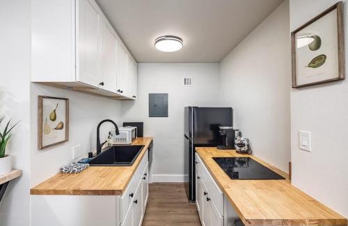 Downtown Anchorage Apartment | King Bed Studio-Downtown Getaway