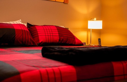 Maple Hill Hotel | King Cabin Room Sunflower