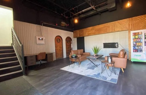 Clairmont Apartment | King Exec Suite w Kitchenette Modern and Trendy!