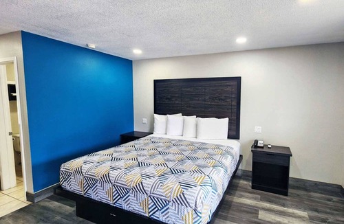 Wharton Hotel | King Kitchenette Non-Smoking Room at Scottish Inns and Suites