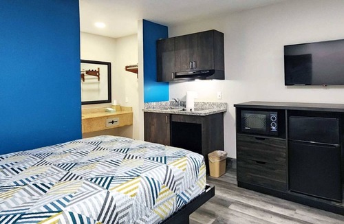 Wharton Hotel | King Room with Kitchenette, Free Breakfast, and Parking!