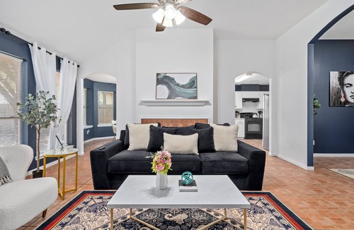 Cypress Apartment | King sized bed Driveaway parking Private Backyard