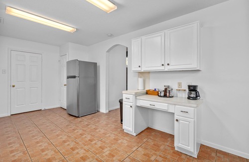 Cypress Apartment | King sized bed Driveaway parking Private Backyard