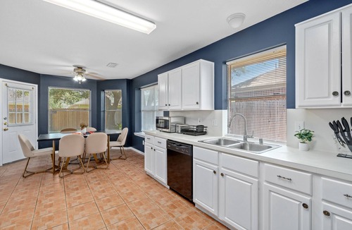 Cypress Apartment | King sized bed Driveaway parking Private Backyard
