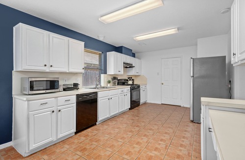 Cypress Apartment | King sized bed Driveaway parking Private Backyard