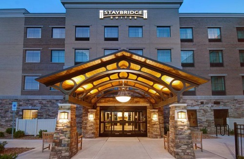 Sterling Heights Apartment | King Studio | Buffet Breakfast, Indoor Pool Access + 24h Business Center