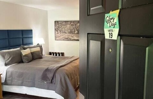 Eureka Springs Historic District Hotel | King suite #19 at Glory Dayz!