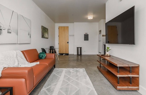Downtown Anchorage Apartment | King Suite Hotel Style Downtown