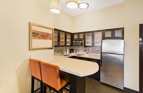 Longview Condo | King Suite w/Roll-in Shower. Free Breakfast. Indoor Pool.