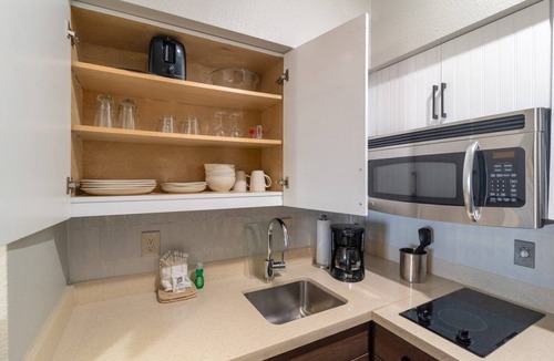 Longview Condo | King Suite w/Roll-in Shower. Free Breakfast. Indoor Pool.