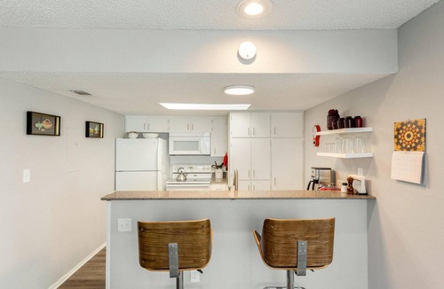 Barton Hills Condo | King & twin beds, desk, deck, 2 blks Zilker Park/Barton Springs, @2 mi DT!