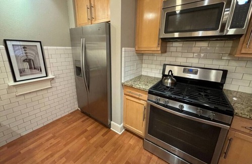 Oak Lawn Apartment | Knight 106 Charming 2-bedroom apartment
