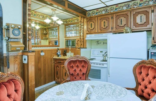Niagara Falls House | L'Anciennce Indigo - Vintage Stay Hot Tub BBQ!