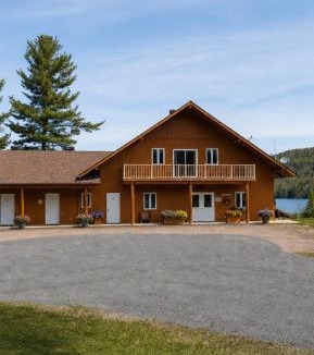 Lac-Saguay Hotel | L'Ours Bleu