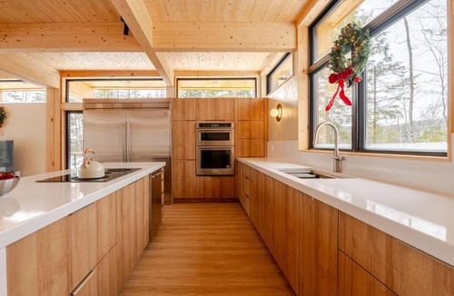 La Conception Ski Chalet | La Kabina with Mt Tremblant view
