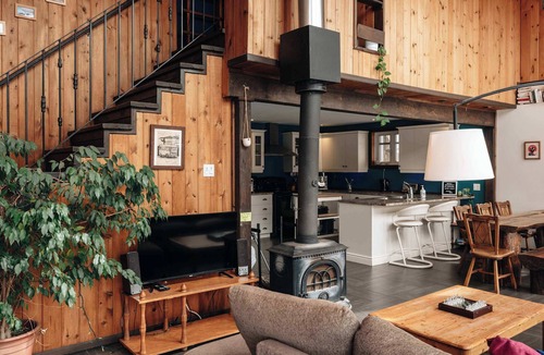 Sainte-Beatrix Ski Chalet | La Maison Magique- Private Hot Tub & Lake Access!