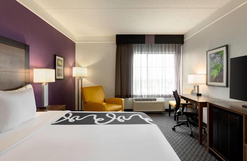Arlington Hotel | La Quinta by Wyndham Arlington North 6 Flags Dr