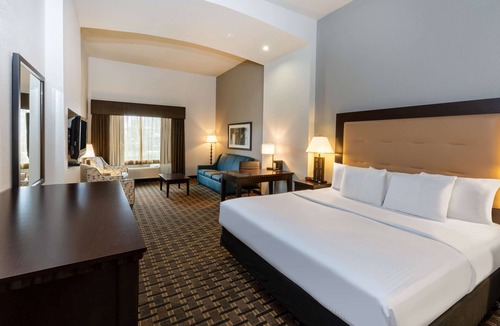 Mount Pleasant Hotel | La Quinta Inn & Suites by Wyndham Mt. Pleasant