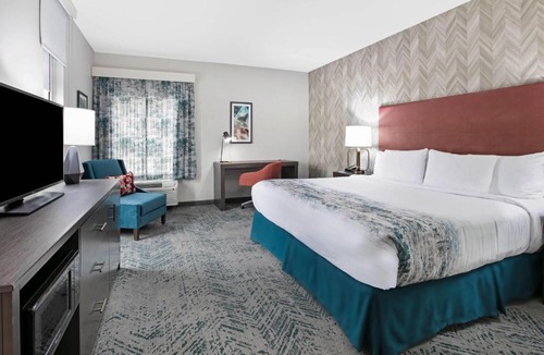 Euless Hotel | La Quinta Inn & Suites by Wyndham DFW Airport West-Glade