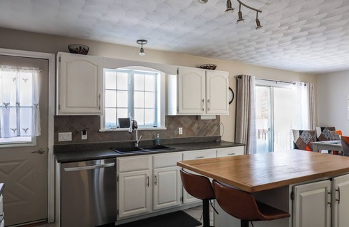 Cochrane House | La Residence - Executive Home w Heated Garage