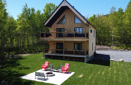 Coaticook Ski Chalet | La Villa Foresta Minimalist Scandinavian Chalet with amazing mountain views