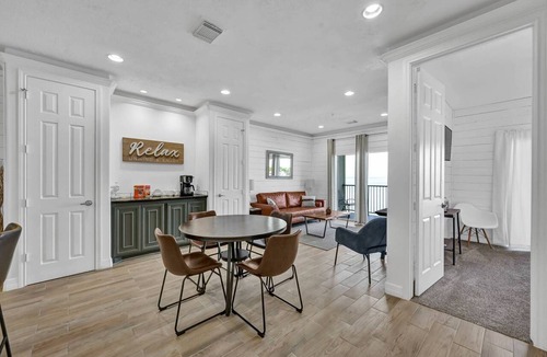 Seven Coves Condo | Lake Conroe Waterfront | Pool & Boat Ramp | Seven Coves Resort | Near Dining & Family Fun