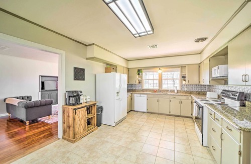 Eufaula Cottage | Lake Eufaula Retreat w/Fire Pit, Near Main St!