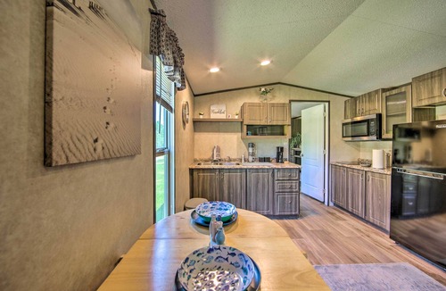 Alba House | Lake Fork Getaway: Tiny Home in Alba w/BBQ!
