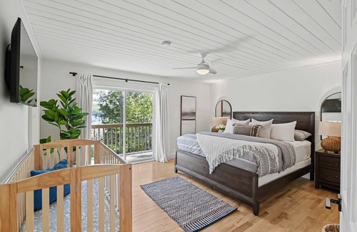 Lake of Bays Cottage | LAKE FRONT |HotTub+Sauna+GolfSim+Arcade+Kayaks+BBQ